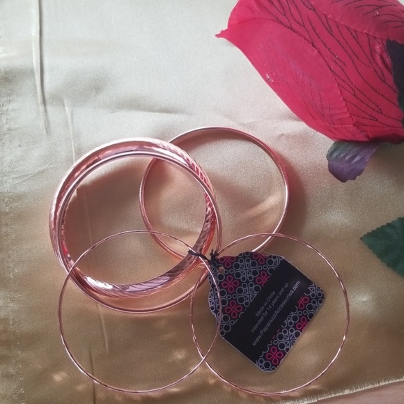 Brass Color Bangle - Picture 4 of 8